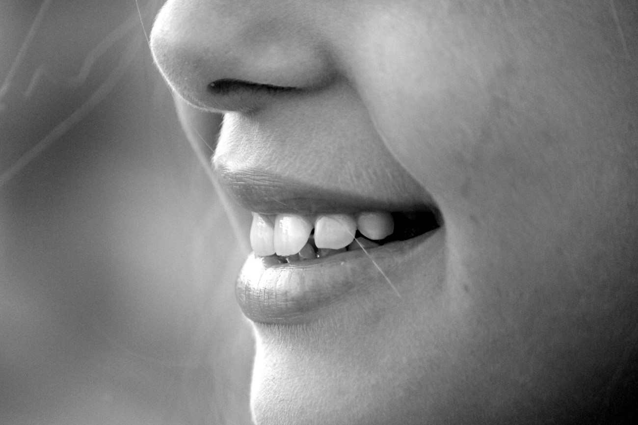 口臭の原因は歯周病かも？見逃しがちなサインと対策を解説